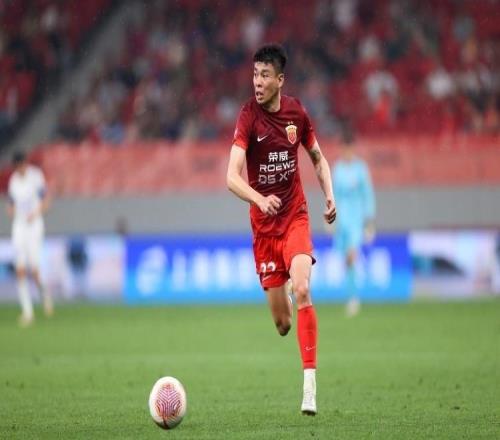 中超争议判罚！李帅踹人逃红，邓涵文遭暗算，媒体人：断子绝孙腿