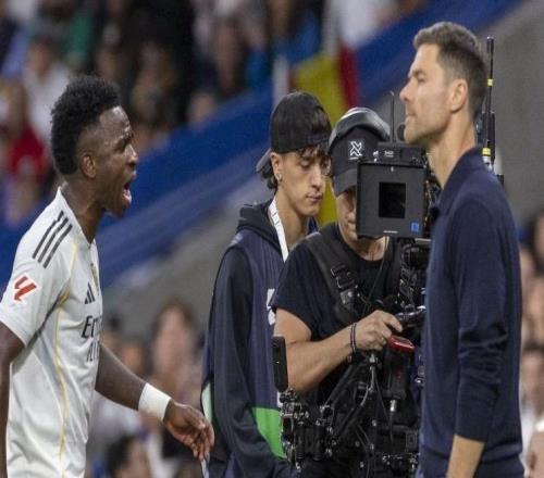 关系有所缓和世体：皇马恢复训练，维尼修斯与阿隆索拥抱