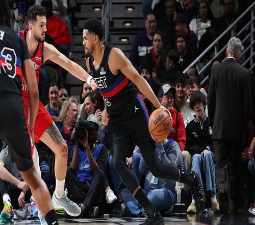 攻防两端都被火箭完爆了，锋线老将已经是活塞的最薄弱环节了