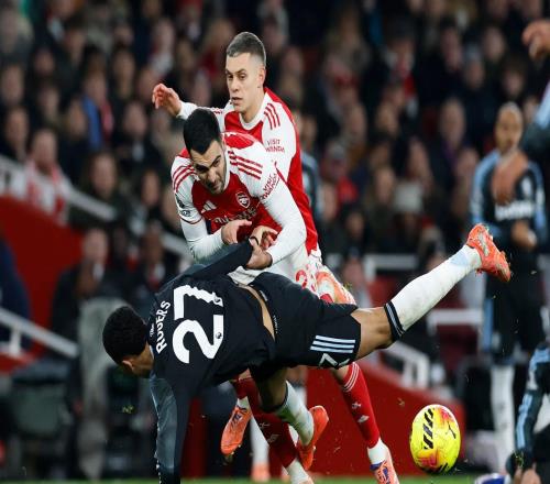 身上有黄牌还鲁莽撞倒摩根罗杰斯，梅里诺引发阿森纳球迷不满