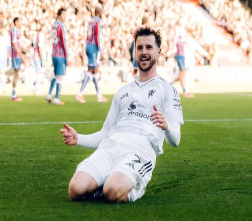 曼联霸气雪耻半场连轰2神仙球+逆转苦主近4轮首胜后跻身英超前6