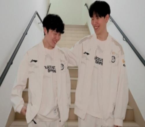 lpl官方分享rookie和theshy赛后合照：不要小看我们的羁绊啊！