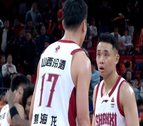 山西男篮末节全队仅得8分，潘江就是不叫暂停，卢伟帮叫了一个