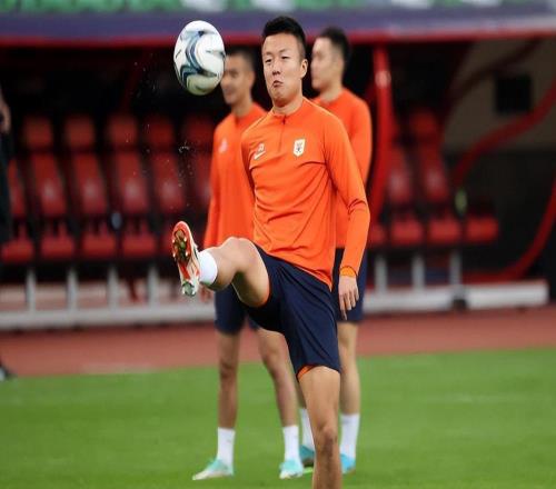 20轮仅首发1次国足昔日希望之星惨遭两任鲁能主帅冷落沦为摆设