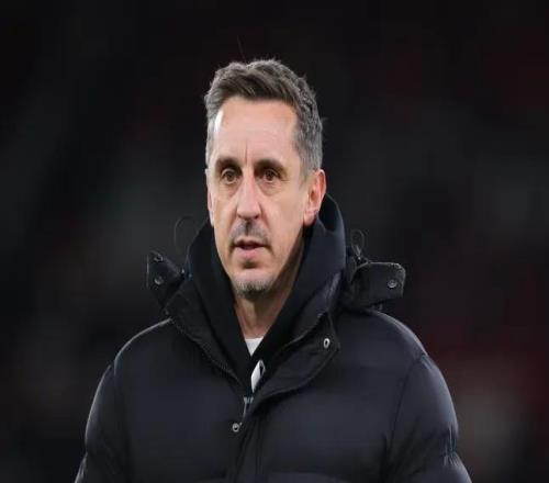 内维尔：卢克肖在场上“散步”，他的表现真的让我很恼火