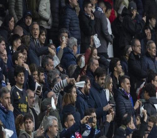 科贝：伯纳乌嘘声引发皇马内部担忧，高层没料到嘘声如此之大