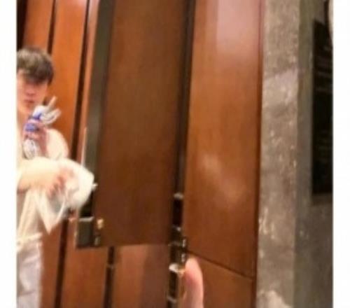 难怪T1要发公告保护选手疑似是有网友更衣室偷拍Faker“果照”