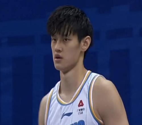 曾凡博18分首钢战胜广东，徐杰受伤广东和中国男篮当头一棒