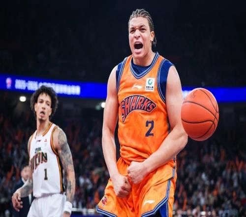 【动力图】上海男篮揭幕战万人观赛创纪录，逆转吉林迎开门红