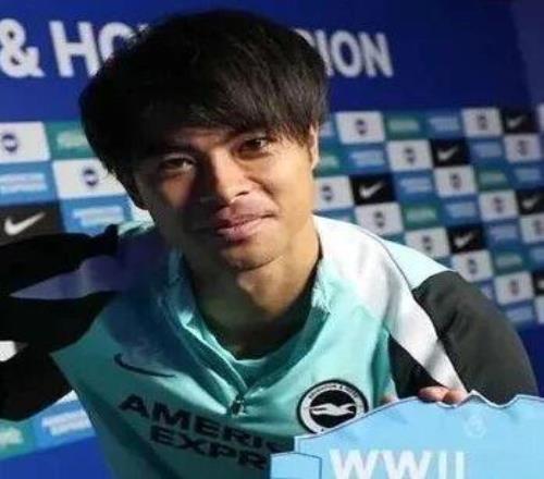 日本国脚手持“战犯”照片合影！英超球队向中国球迷道歉！