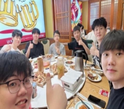 JackeyLove赛后晒聚餐图配文：兄弟们多吃点！后面继续加油