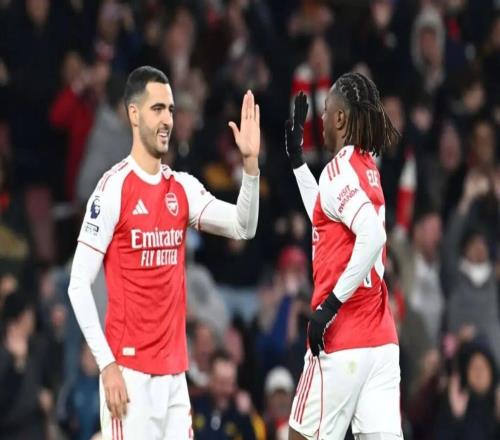 梅里诺：埃泽非常全面，他是一名不可思议的球员