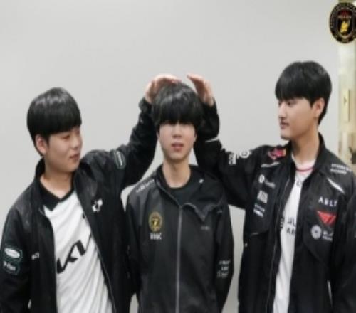 BFX分享Diable季前赛照片：哥哥们满满的关爱