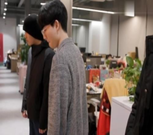 ON带着Viper看BLG奖杯Bin：这地方我们一般都不来看一次就够了