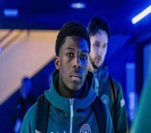 首发出战足总杯，曼城17岁前锋麦卡杜迎来一线队首秀