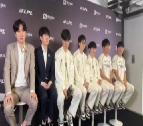 不想当韭菜GALA：用Uzi名人堂是因为皮肤太贵了自己没有就比赛中用了