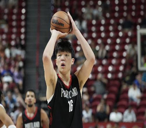 NBA首分来了！杨瀚森造犯规2罚全中，首秀超过姚明，全场打5分钟