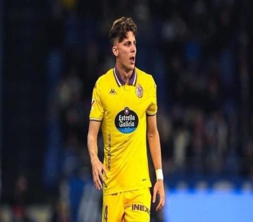 奇招！巴拉多利德球员防守中亲吻对手，后者挥拳反击遭红牌罚下