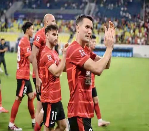 中超争冠白热化，成都掉队，两队有希望捧杯，上海海港剑指三连冠