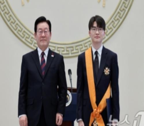 韩媒：李在明总统向职业游戏玩家Faker李相赫颁发了青龙勋章