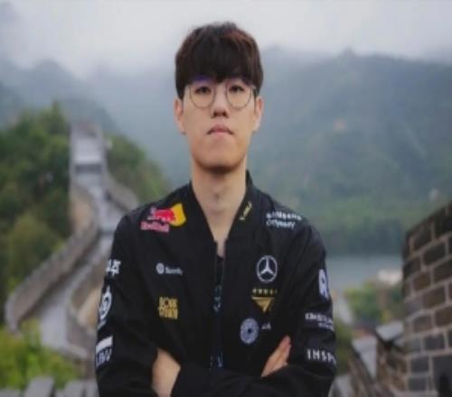 管泽元看IG被T1大龙直接推平：我服了黑色三分钟