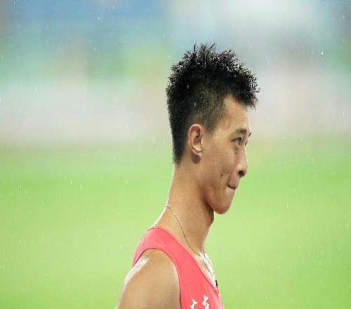 吴瑞庭打破尘封16年三级跳亚洲纪录，赛后落泪感谢广东队