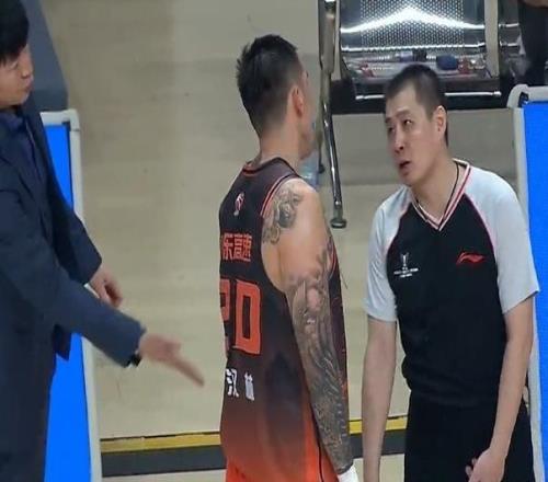 火药味！陶汉林垫脚纪卓违体引刘维伟暴怒冲到球场内质疑裁判吃T