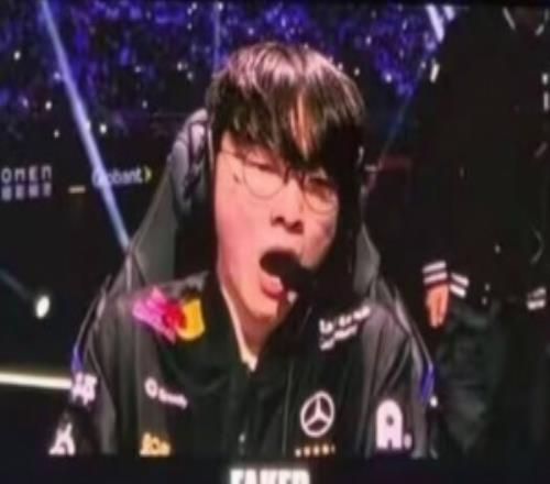 给李哥都抽困了Faker比赛期间对着镜头打哈欠