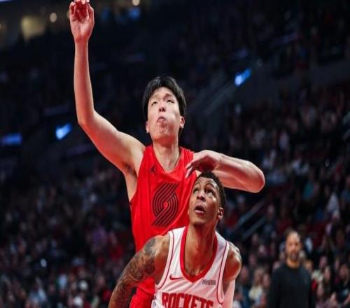 杨瀚森半场3分55秒2中0无数据入账仅2犯，遭亚当斯撞头后被换下