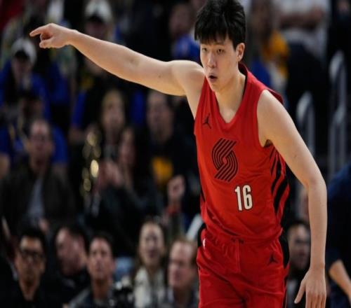 杨瀚森又进步了！把控篮板，内外防守能干扰对手，勾手没进是遗憾