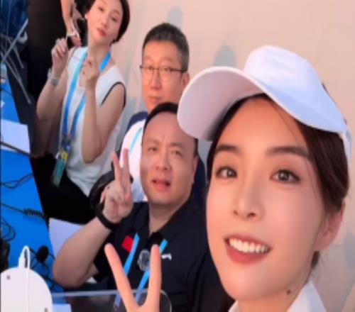 霜姐也是走起来了！余霜更新抖音视频分享自己前往世运会参与工作