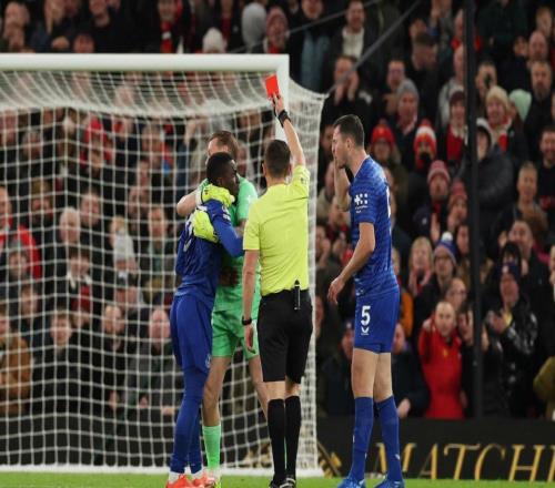 活久见！英超17年后再现赛中内讧互殴36岁名将暴走+掌掴队友染红