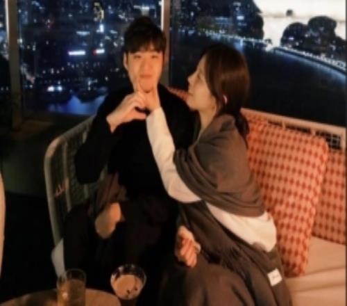 LCK主持志宣跟Bang在上海外滩：在外滩扎着稍显凌乱的低发髻