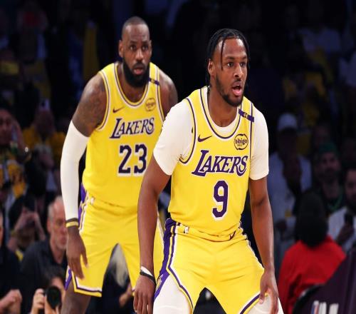 维拉纽瓦：布朗尼有两张全明星球员票，一张他自己投的&一张是他爹