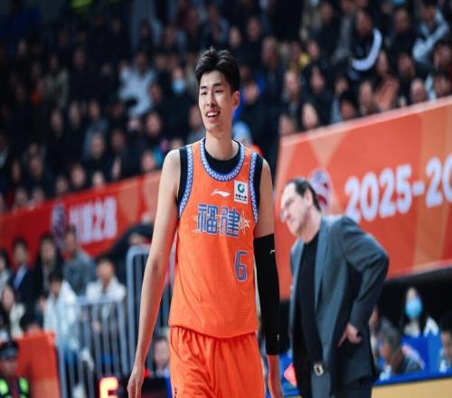 召进国家队！三分9中5砍21+5+3断，球迷：这不比张镇麟强