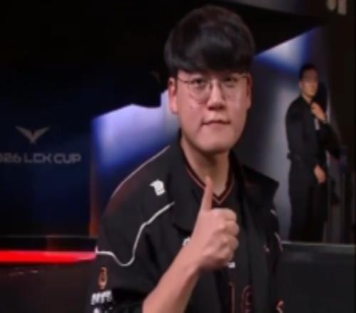 Gumayusi谈重聚zeus：感觉他更成熟了他的风格也一如既往地强劲