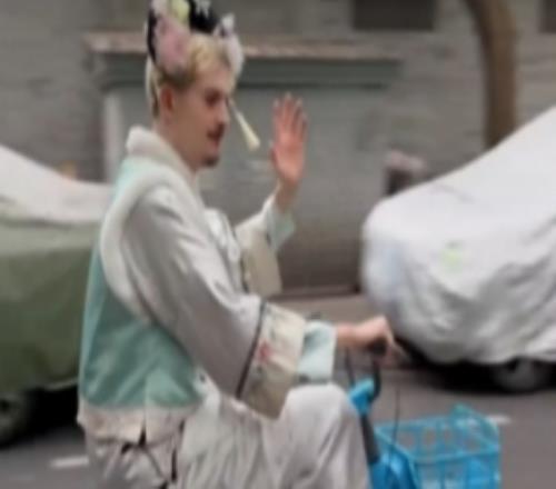 G2官媒发布整活日常：兔走心还在，正在前往赛场观赛