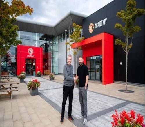 卫报：曼联青训营因人员频繁更迭和拉爵的批评而陷入困境