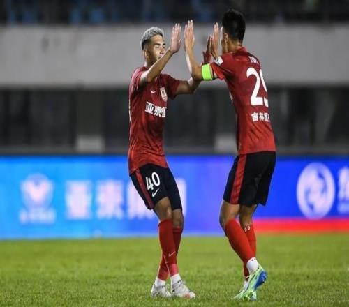 以少打多+补时绝平的剧本，这次轮到亚泰主演