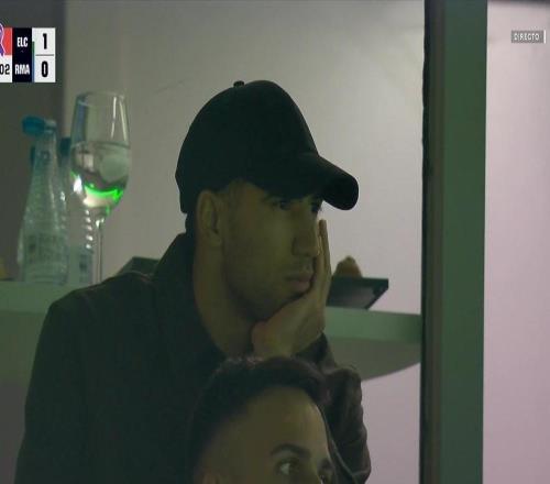 养伤期间看看球，阿什拉夫现场观看埃尔切vs皇马