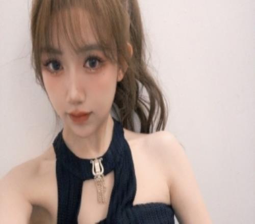 lpl主持人baobao晒照：秋天快乐，明后天都见