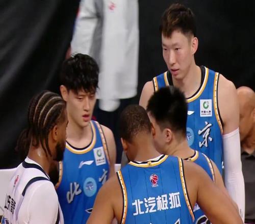 CBA爆大冷！山东2分险胜北京，周琦遭隔扣，超级外援22分读秒绝杀