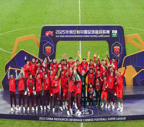 向上海滩老二致敬，是申花让转型中的上海海港蝉联冠军