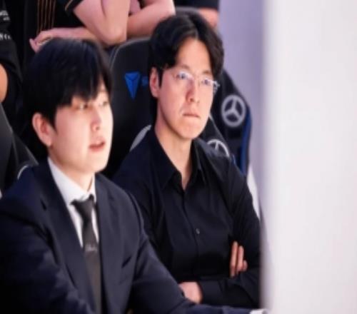 五冠教头！kkOma成为历史首位5次夺得世界赛冠军的教练