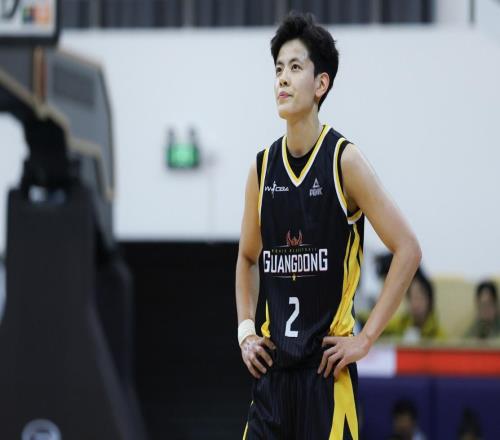 “扫武除鹤”却三连败！广东女篮海报遇争议：本对杨舒予颇为称赞