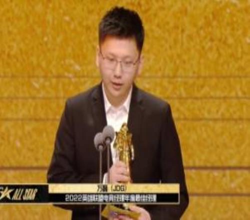 LPL爆料人：前jdg经理万磊现在做陪玩去了主玩下路给老板爆料卖签名照