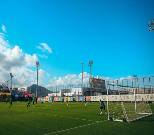 友好，巴萨今天上午把训练设施借给埃尔切全队用于恢复训练