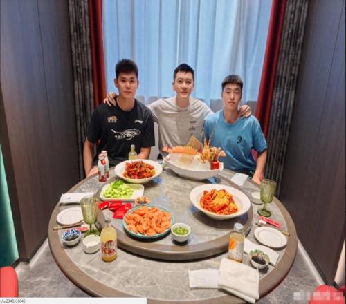 耐人寻味！杨鸣全虾宴请黄实秋张峻豪，名记：玩谐音嘲讽篮协