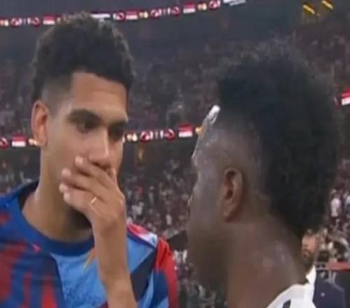 暖心，维尼修斯和卡瓦哈尔都与阿劳霍交谈并询问其恢复情况