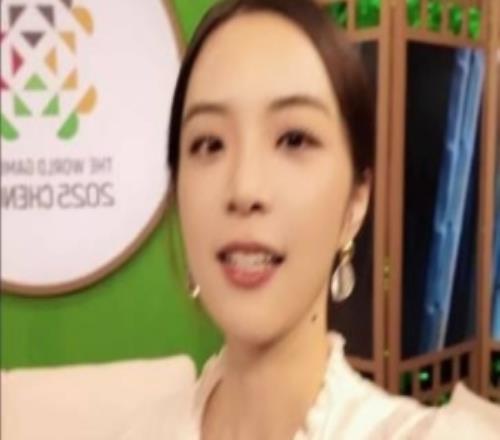余霜晒演播室工作照：感觉每一天都充满了惊喜和快乐